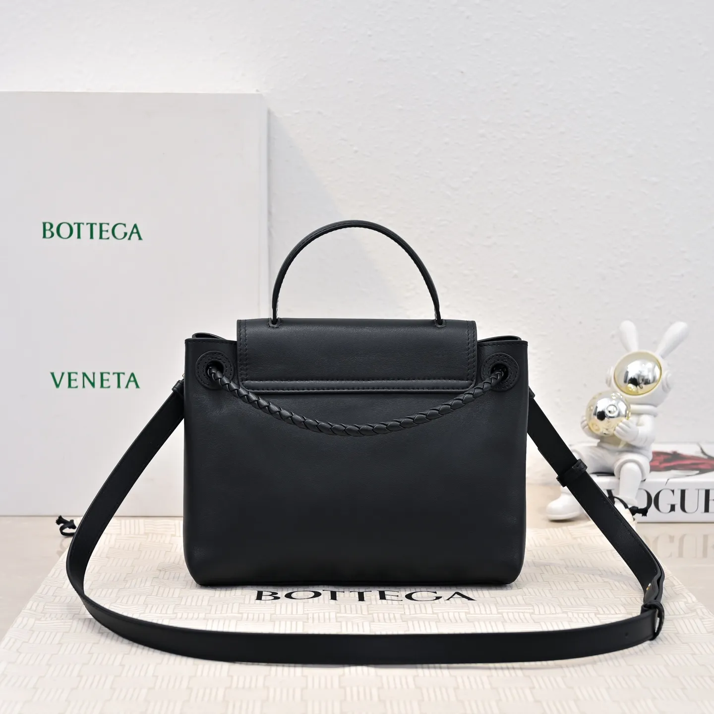 Batch 2060 #Bv New Small Ciao Ciao Handbag Who carried the cute little Ciao Ciao out on the street❣️Made of Dutch Silky Calf calfskin ~ silky to the touch. The leather is thick, and the suede lining is soft and comfortable. The relaxed feeling of stacked smooth leather, the representative woven element shoulder strap, and the perfect embellishment of golden buckles💥The unique bag shape is casual and exquisite, and super practical☄️Carry Ciao Ciao to accompany you in various occasions, and be the most stylish you🎀 Size: 26x19x10.5 Style No. 5835#